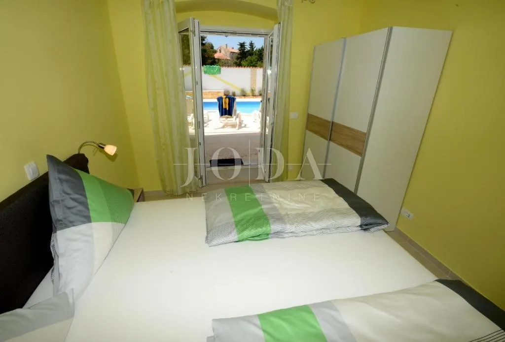 višnjan, okolica, kuća sa četiri stambene jedinice - slika 23