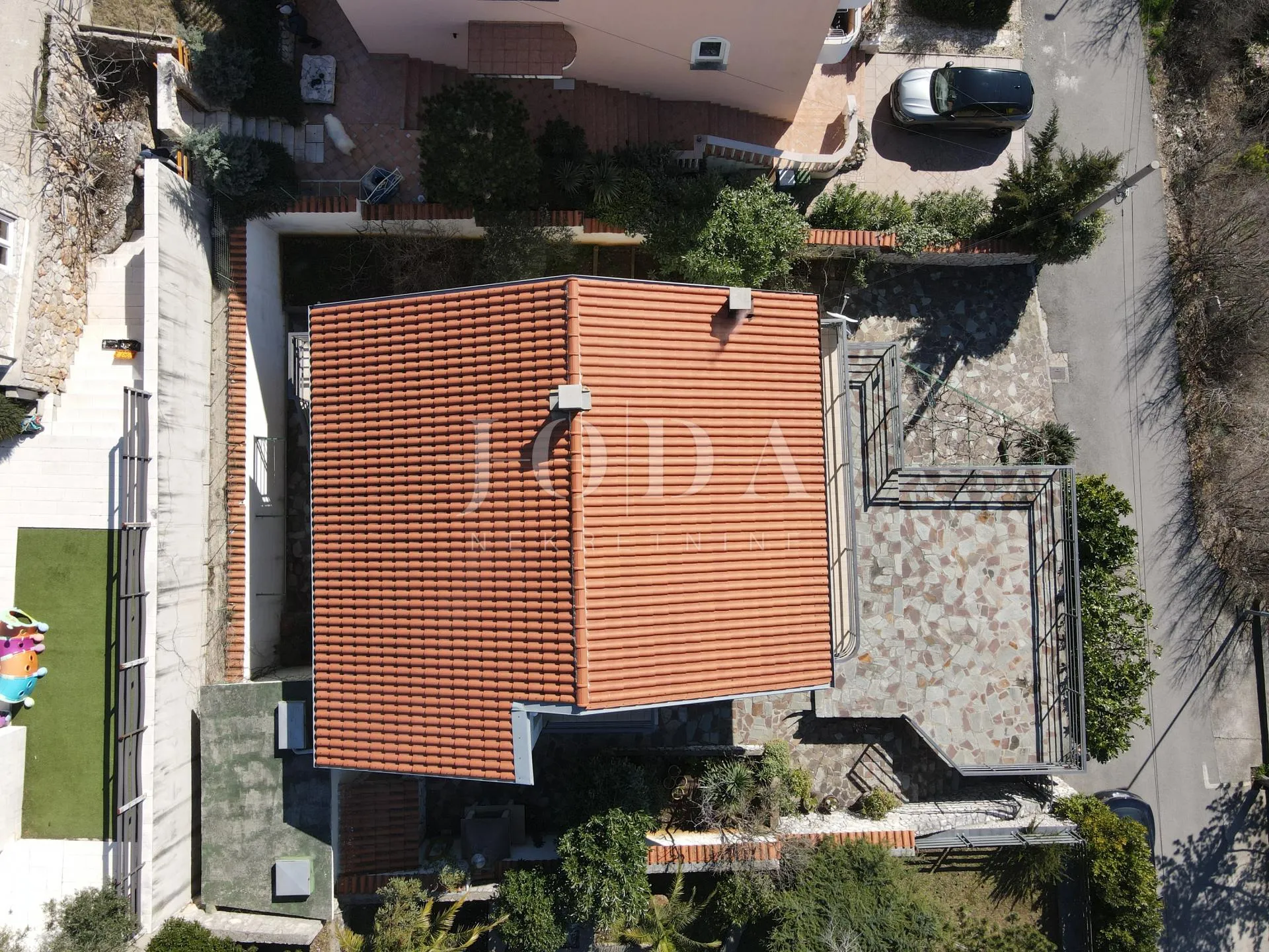 kuća sa 2 stana i panoramskim pogledom - slika 9