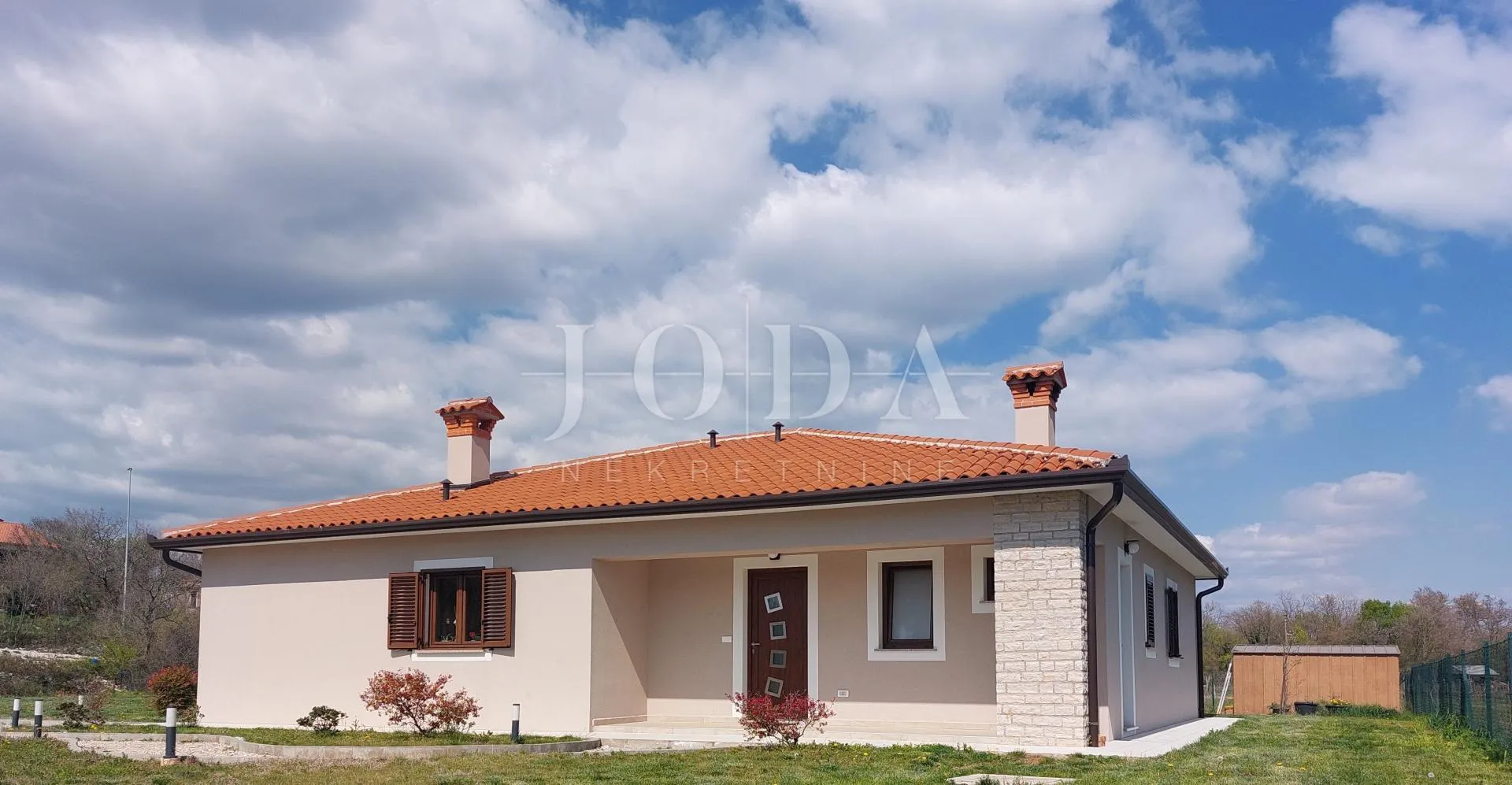 lijepa prizemnica sa prostranom okućnicom 1900m2,labin - slika 1