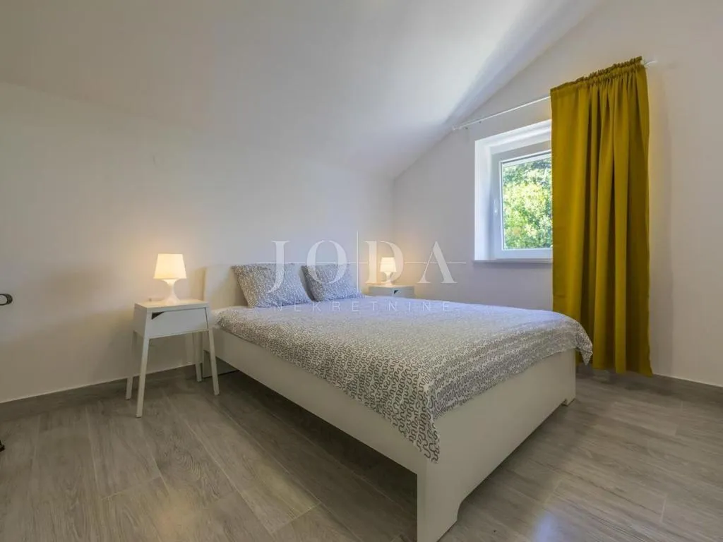 dramalj, novouređena kuća s pet apartmana i bazenom - slika 26