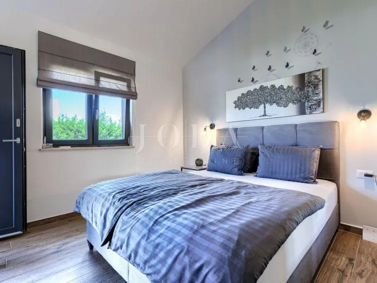 labin, okolica, moderna villa s bazenom i velikom okućnicom - slika 25