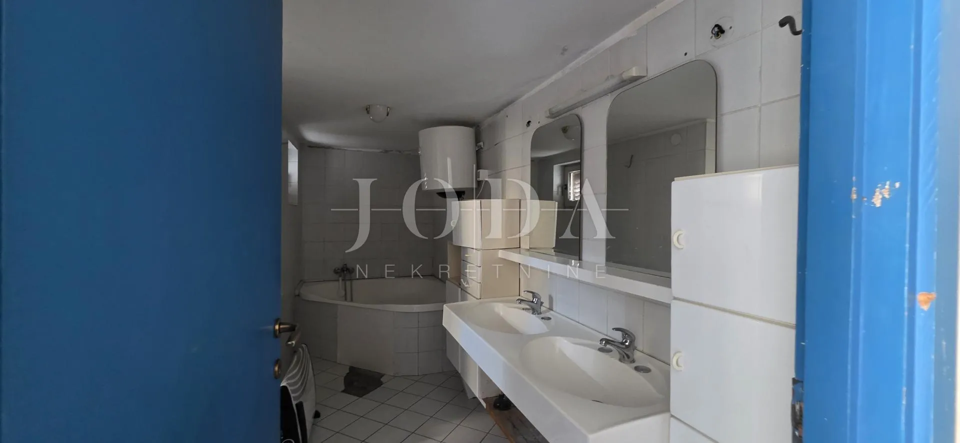 kuća u centru crikvenice, 150 m², 200 m od mora – potencijal za investiciju - slika 4