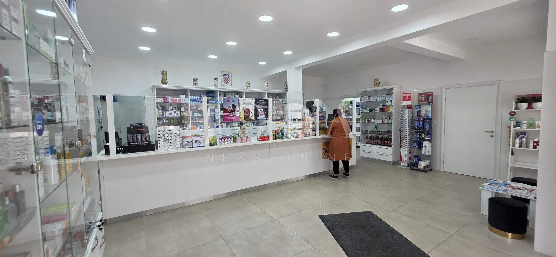 poslovni prostor s uhodanim zakupcem (apoteka) – 103 m², prizemlje, parking, top lokacija dramalj - slika 3
