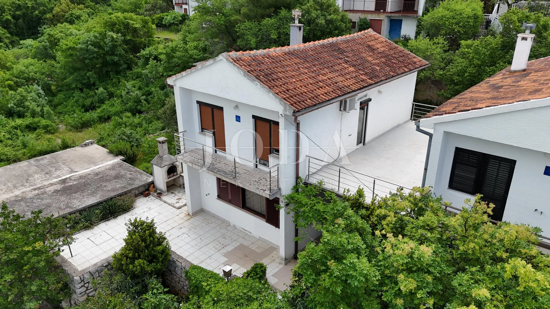 kuća s pogledom na more i dvjema garažama – klenovica - slika 9