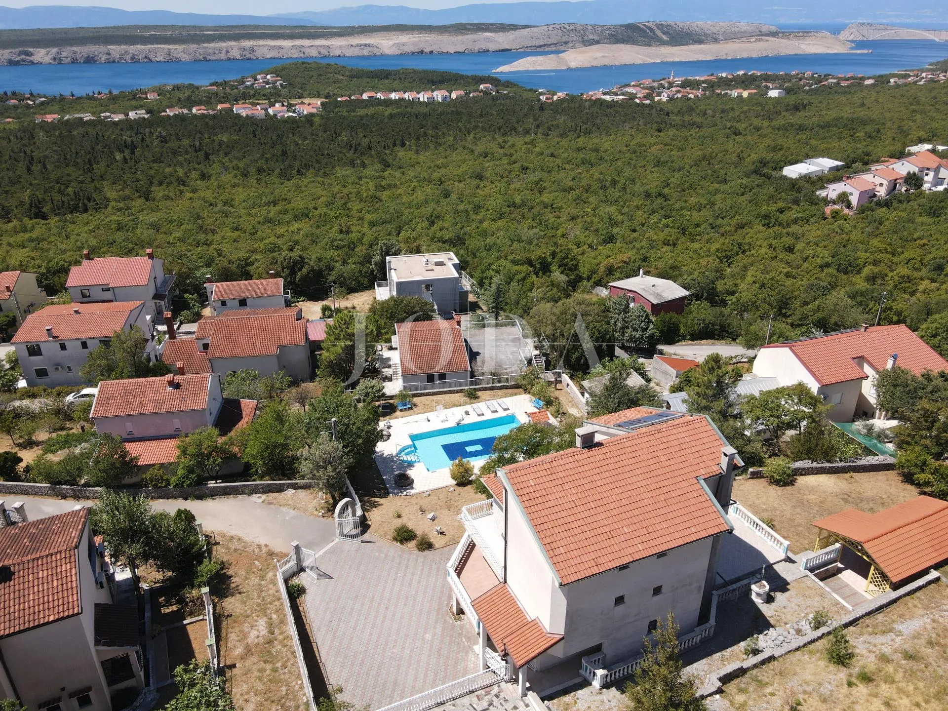 vila s bazenom i dvije garaže na parceli od 2500m2 - slika 6