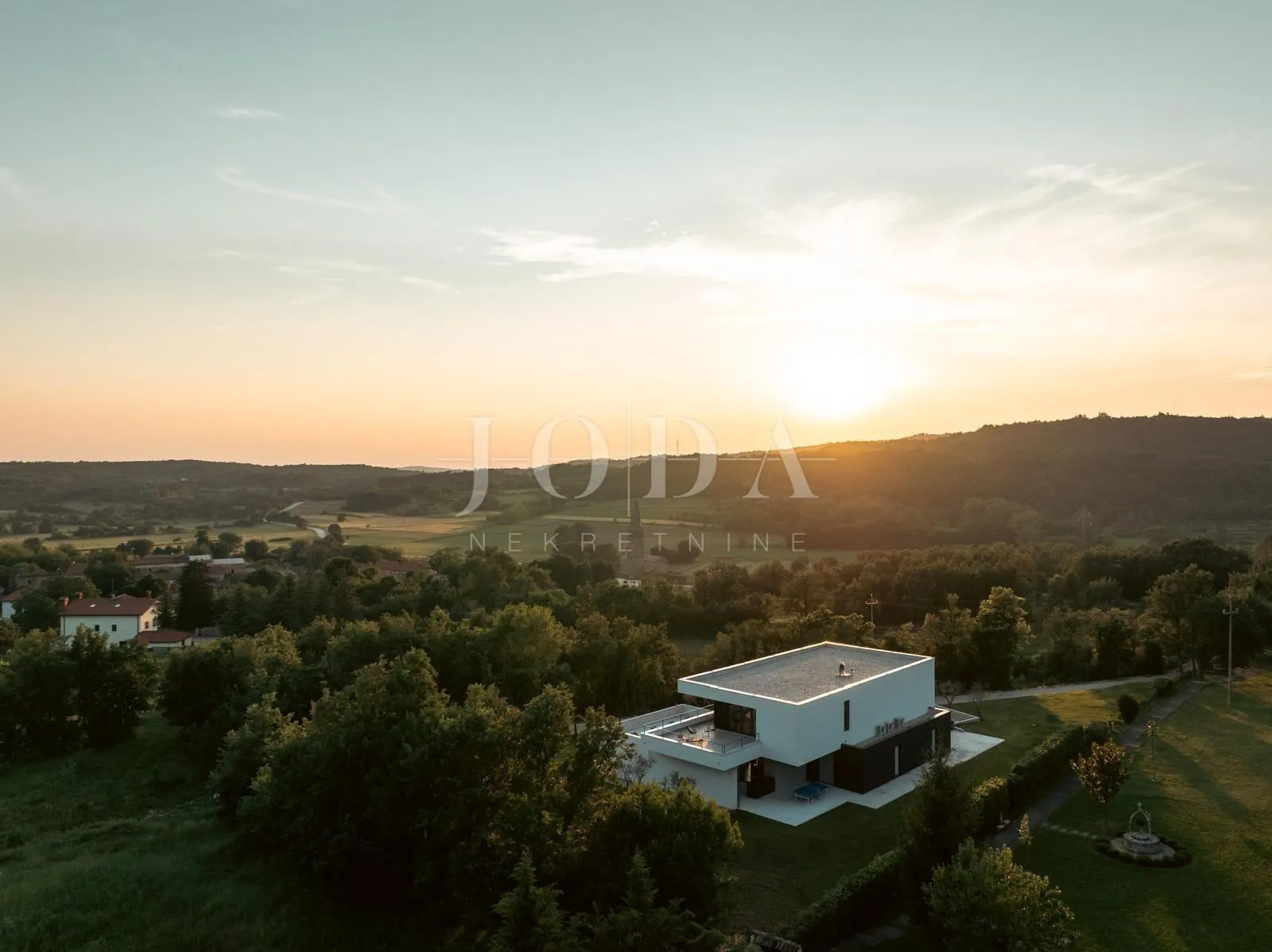 grožnjan, zadivljujuća luksuzna dizajnerska villa - slika 5