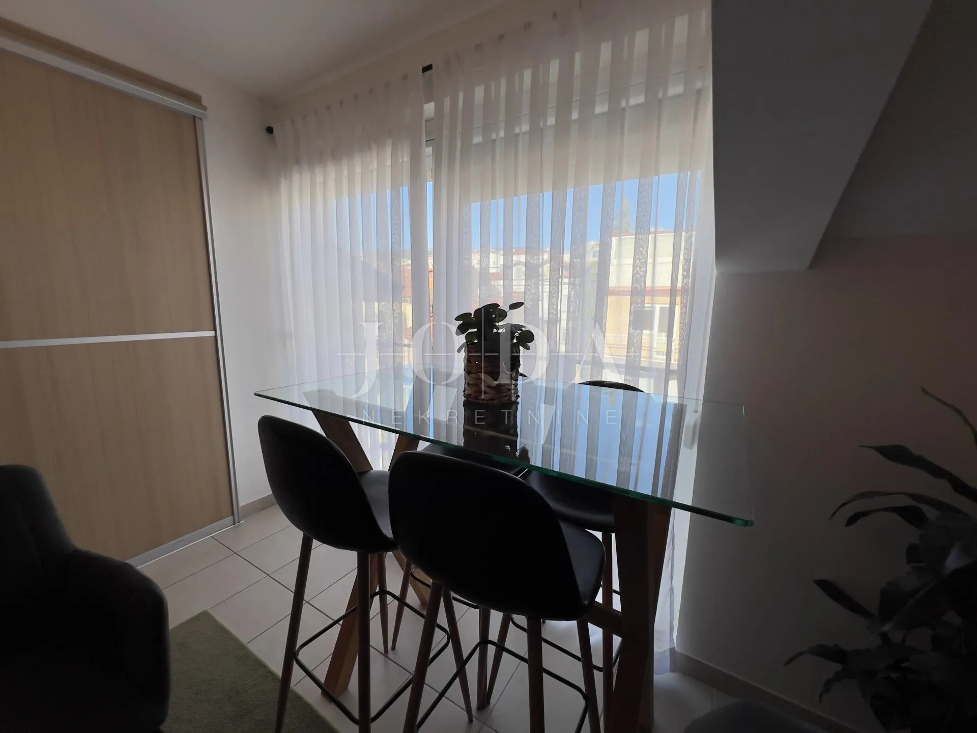 uređeni apartman u centru crikvenice, prvi red do mora - slika 4