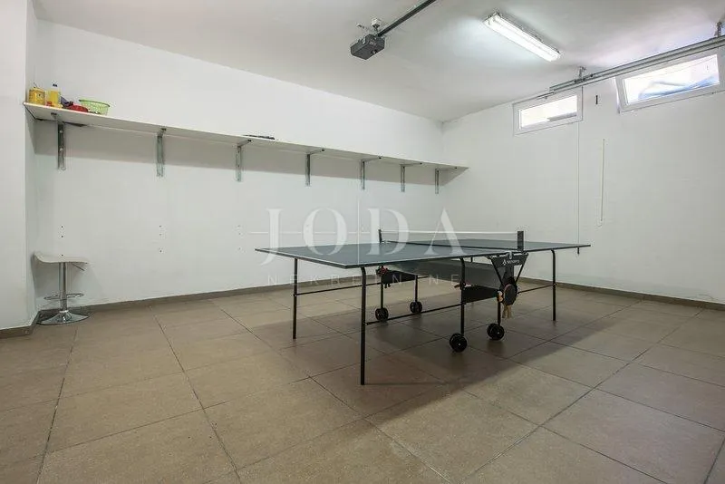 predivna vila u solinu sa dva bazena - slika 29