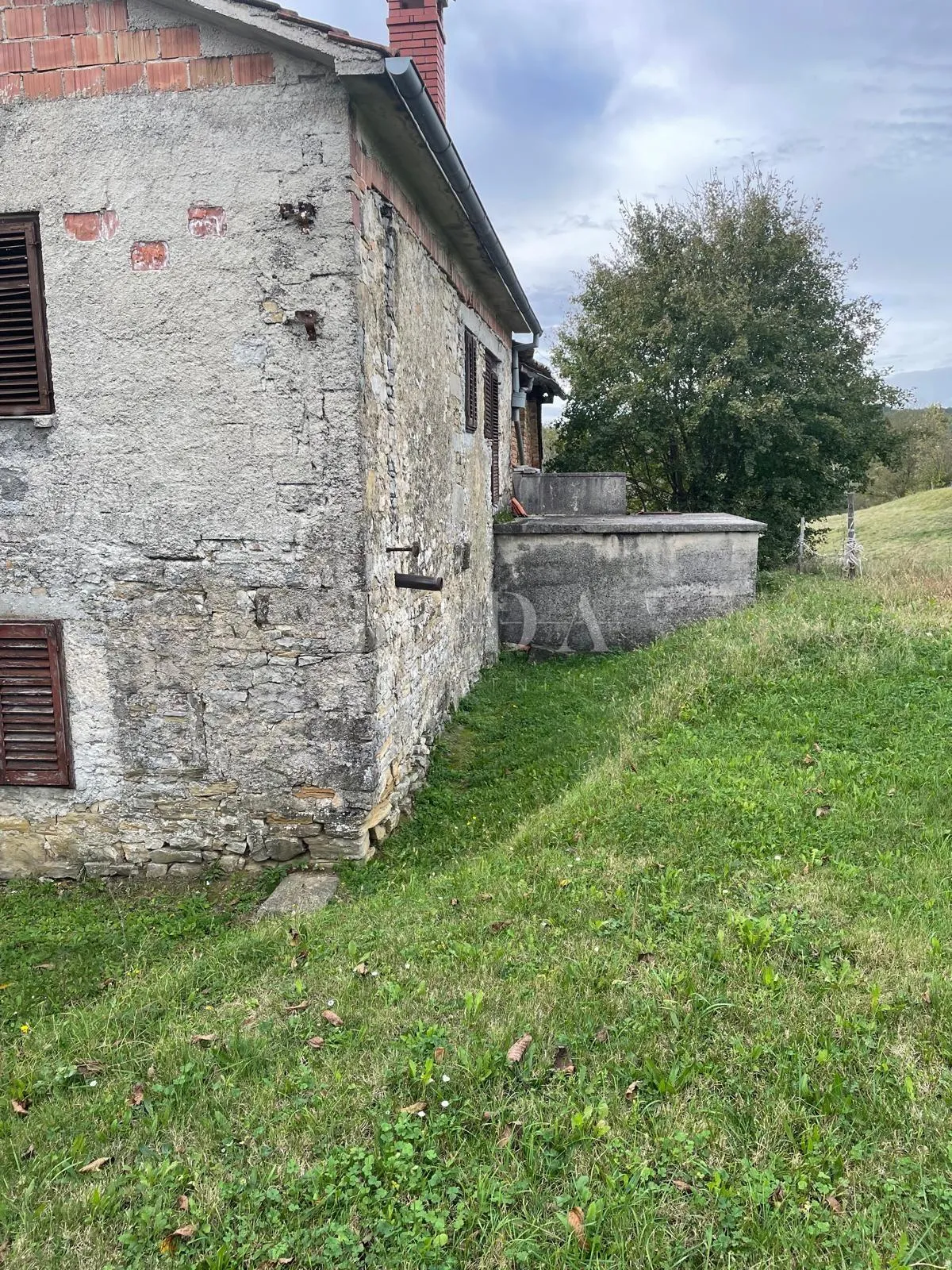 kuća i gosp.objekt na atraktivnom zemljištu 12.800m2,cerovlje okolica - slika 4