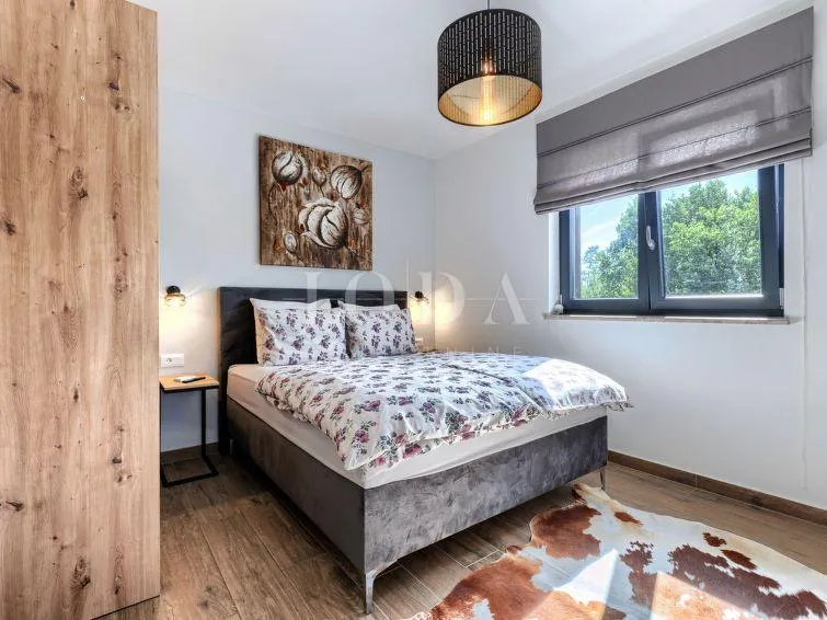 labin, okolica, moderna villa s bazenom i velikom okućnicom - slika 36