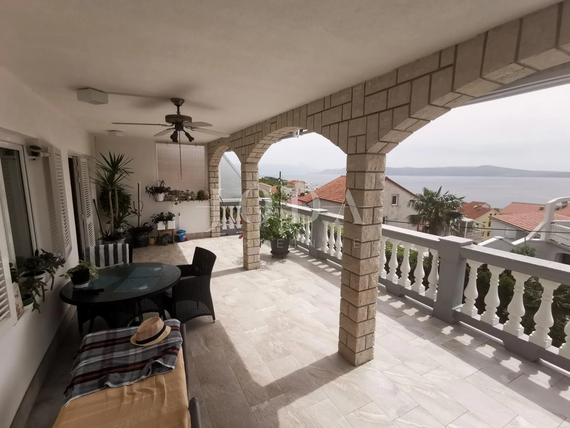 kuća sa 6 apartmana i bazenom - slika 60