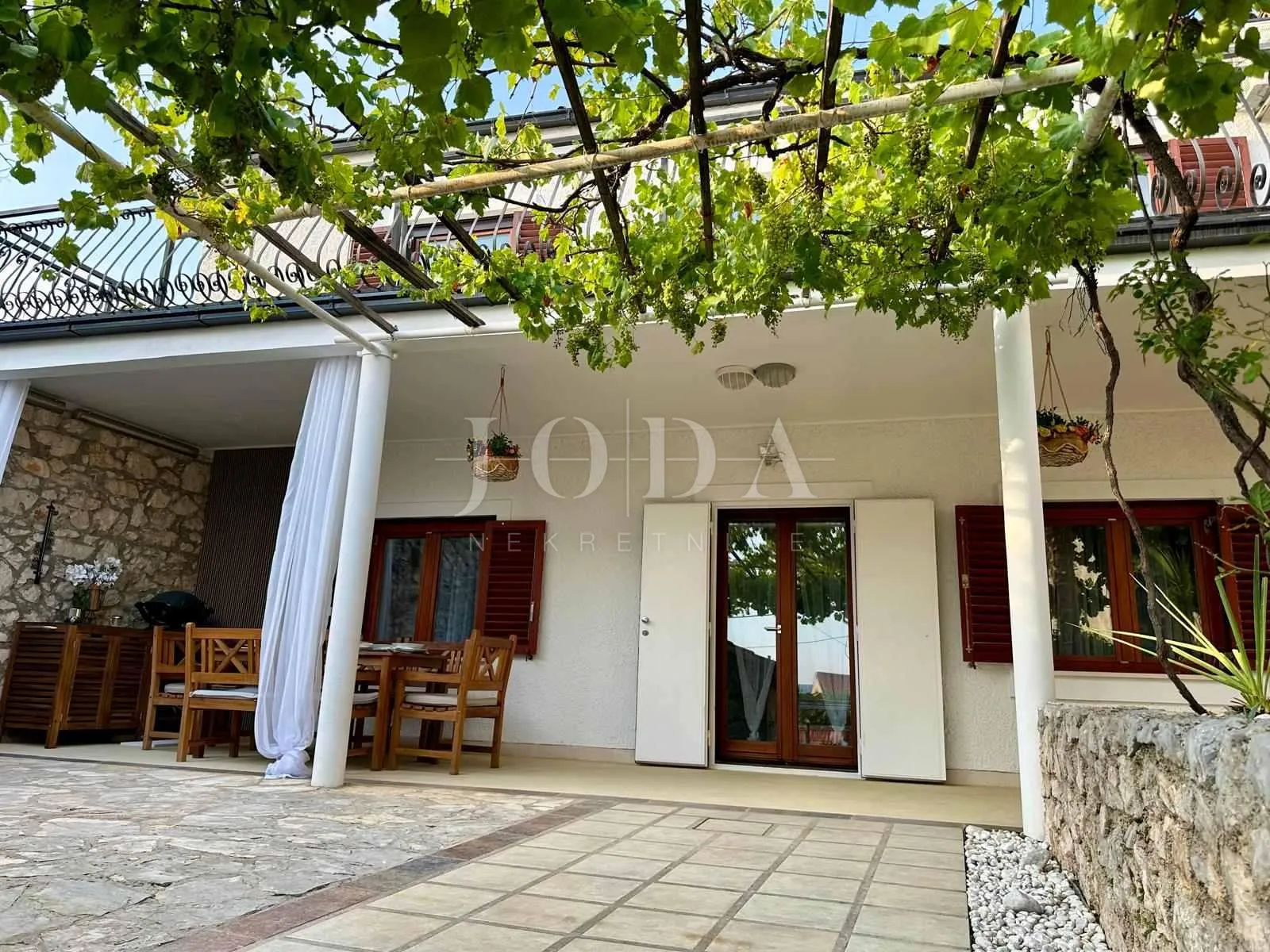 NOVI VINODOLSKI, kuća sa dvorišnim objektom u blizini centra
