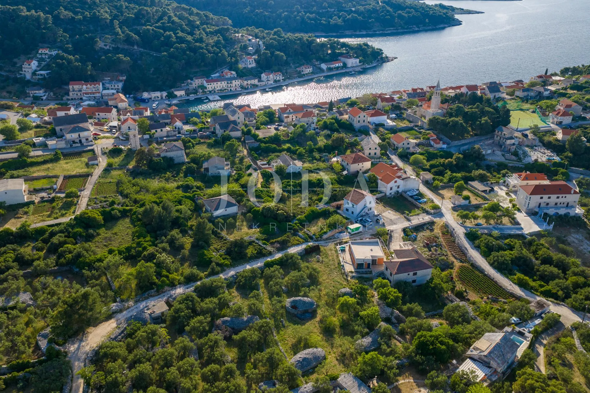 povlja, brač – zemljište s dozvolom za 4 stana - slika 2