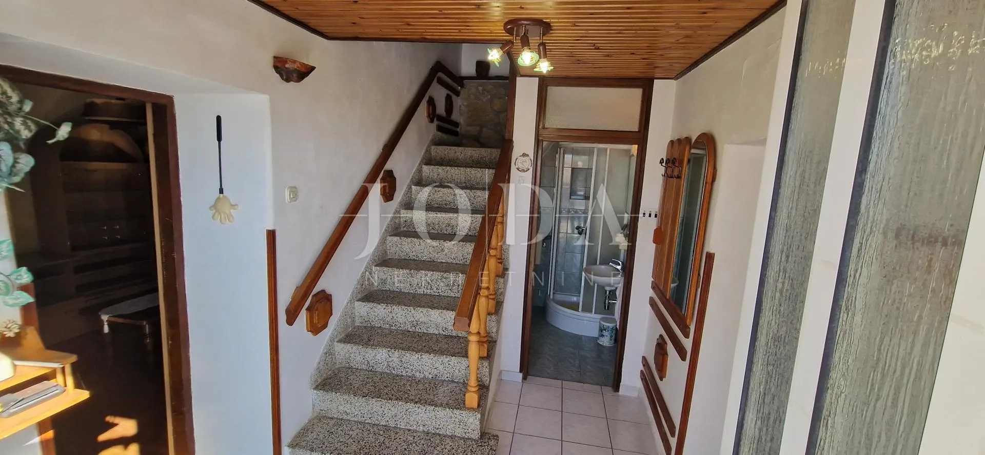 šarmantna kuća s pogledom na more u mirnom zaleđu crikvenice - slika 22