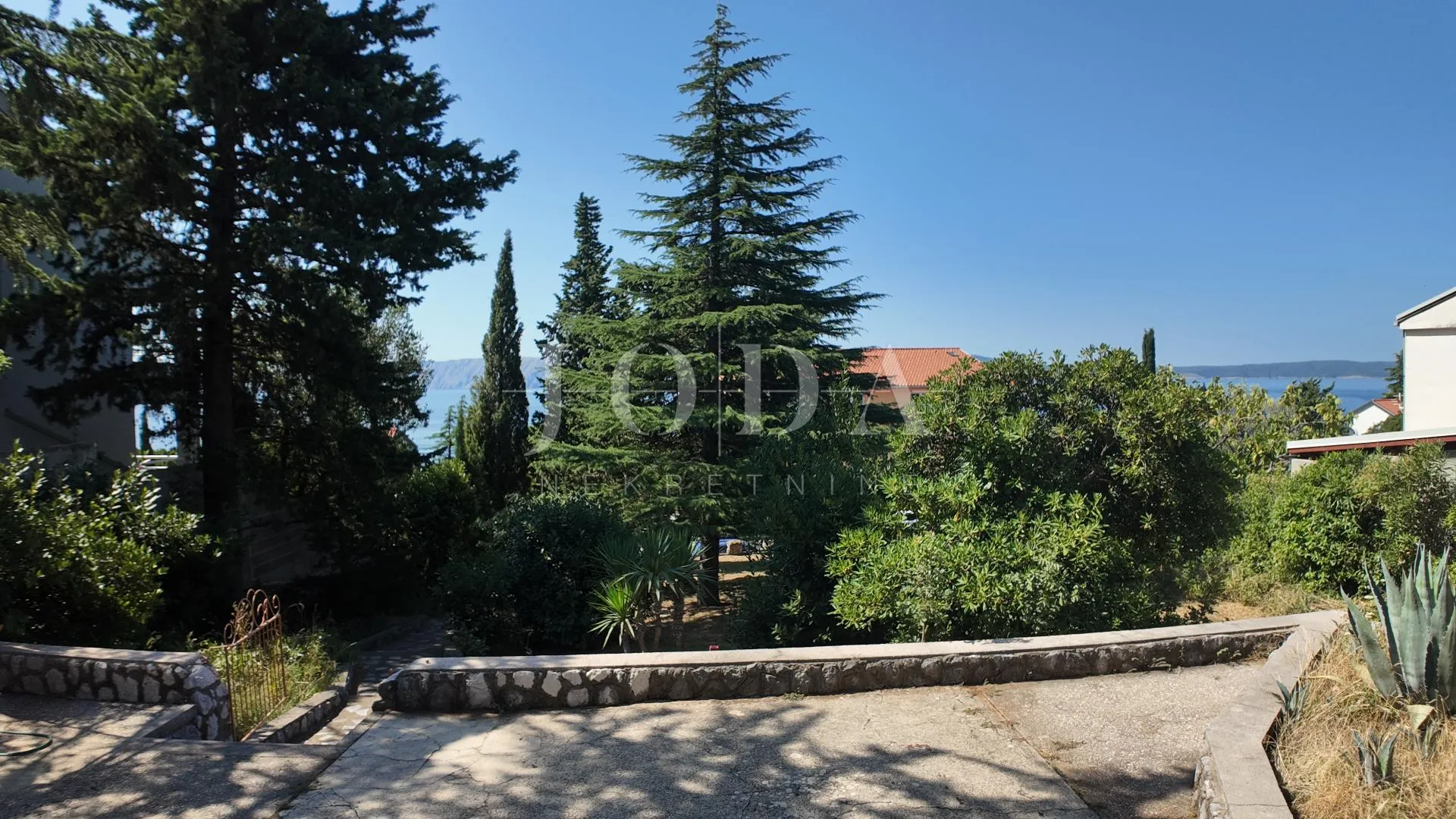 kuća na parceli od 1058m2 100m od mora - slika 17