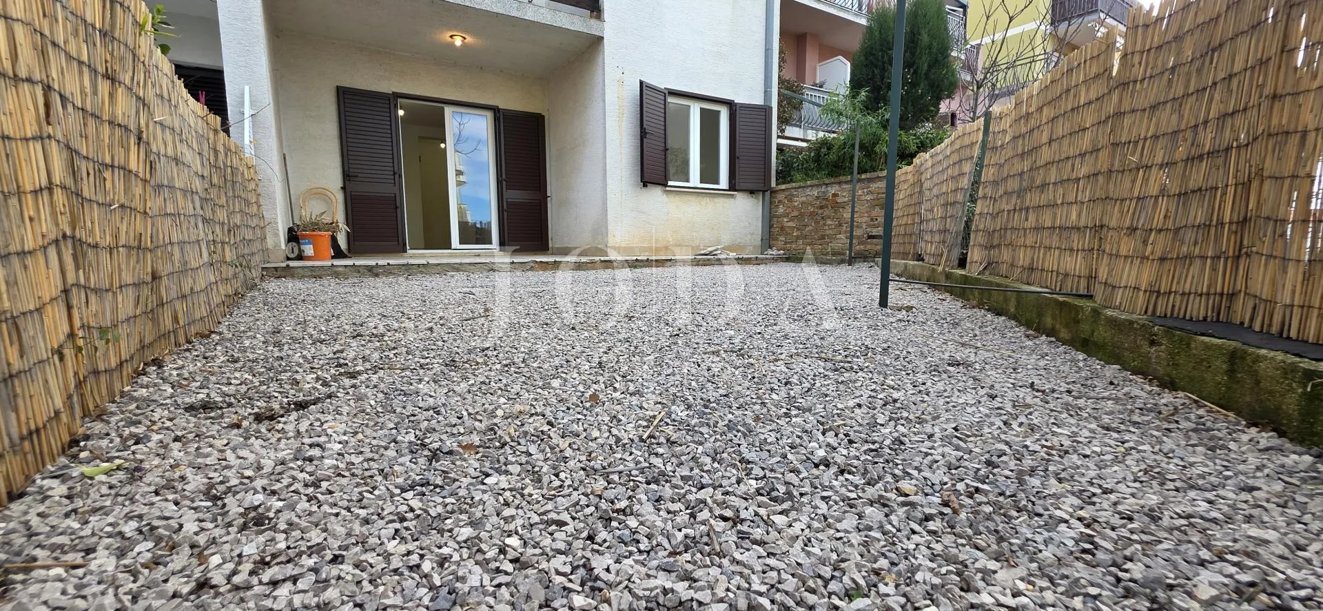 Renoviran trosoban stan s dvorištem i pogledom na more – Crikvenica, 52 m²