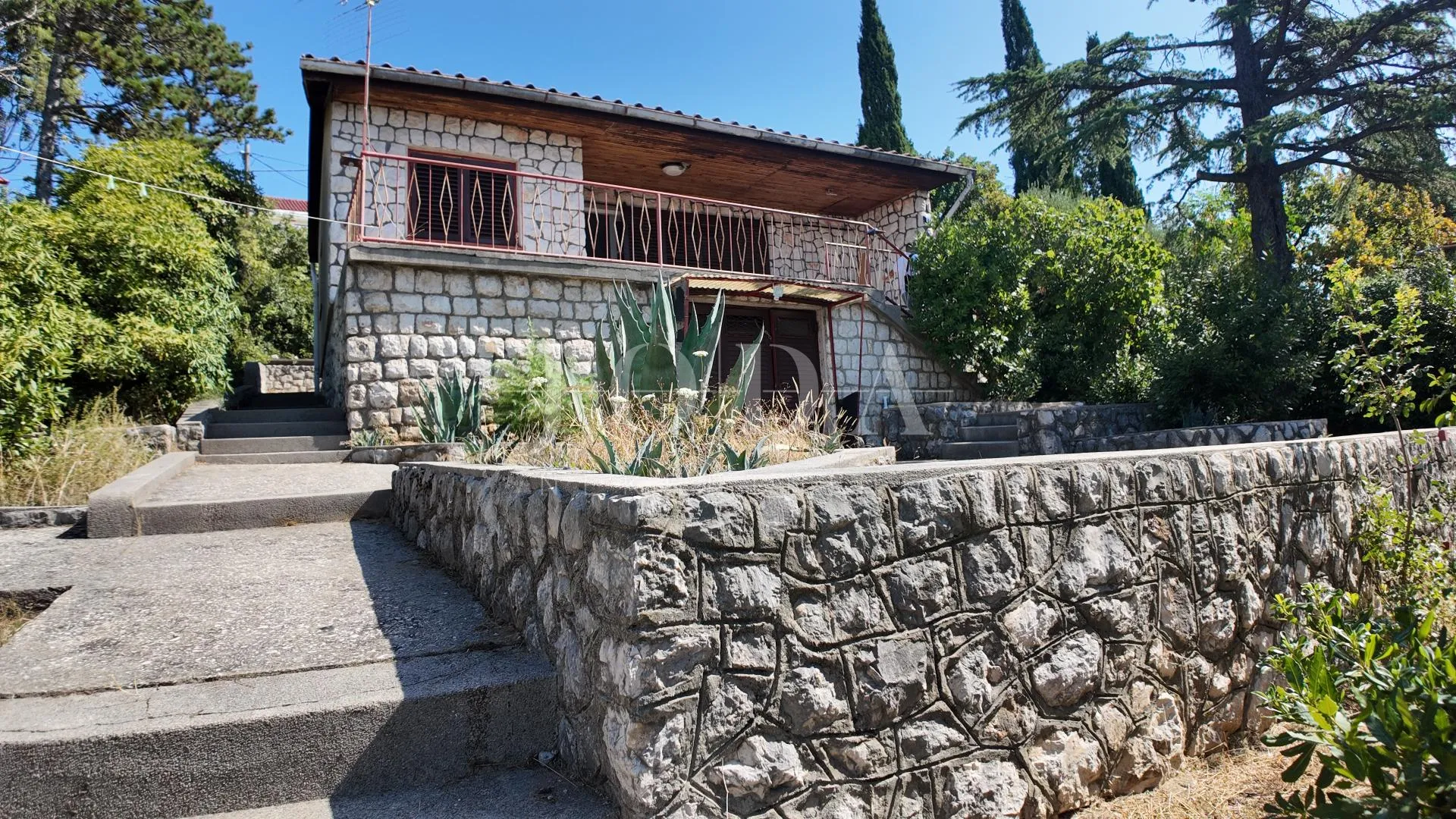 kuća na parceli od 1058m2 100m od mora - slika 9