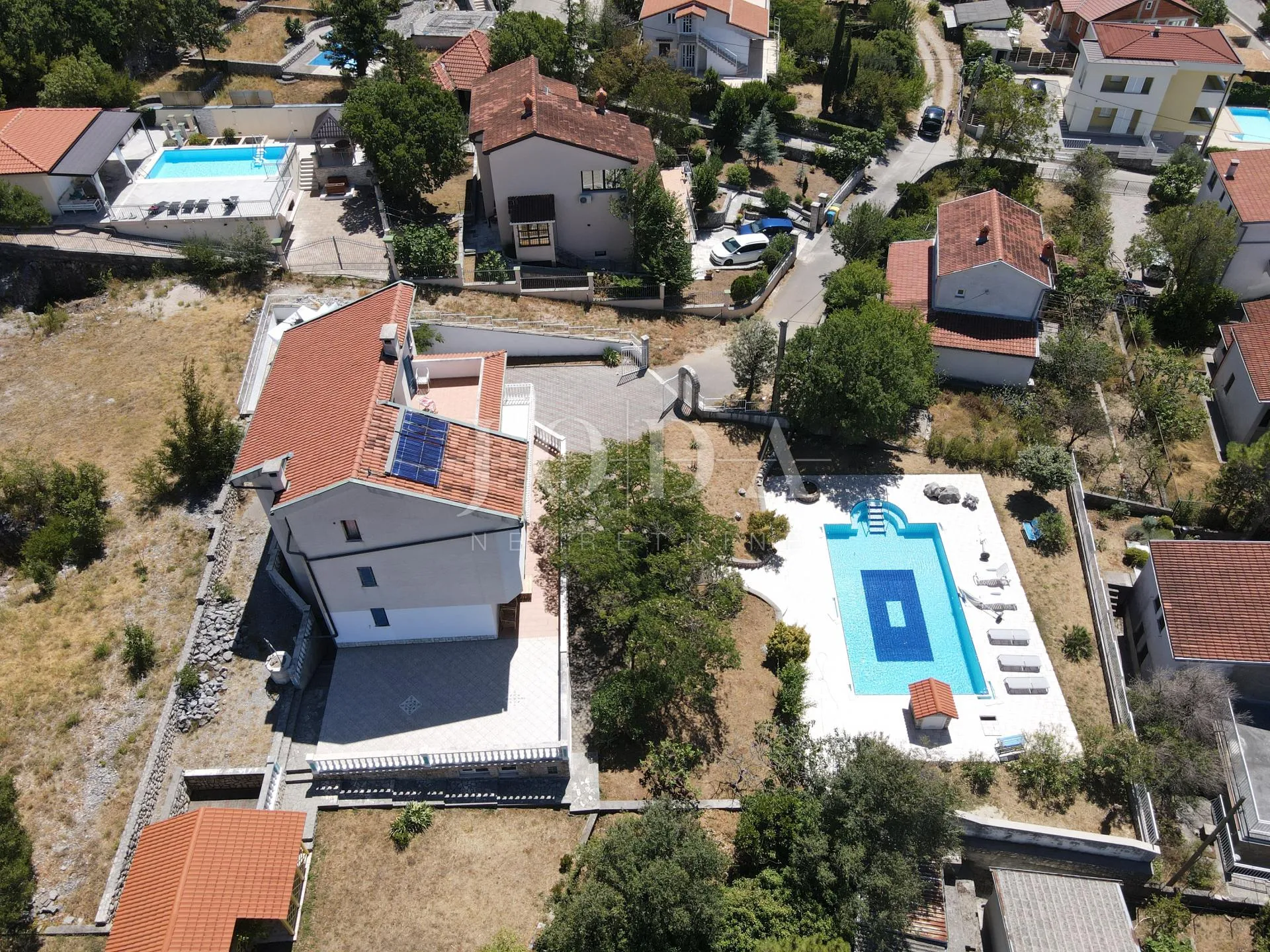 vila s bazenom i dvije garaže na parceli od 2500m2 - slika 3