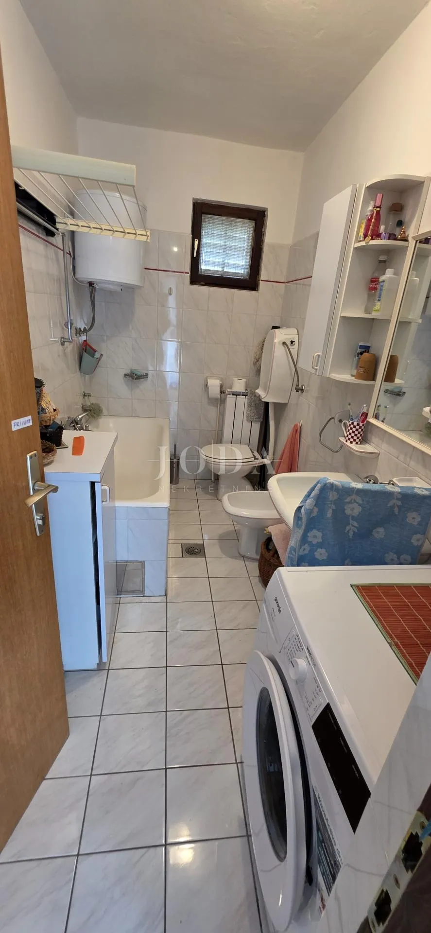 kuća s pogledom na more i dvjema garažama – klenovica - slika 28
