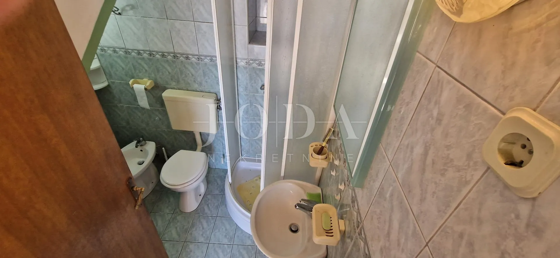 šarmantna kuća s pogledom na more u mirnom zaleđu crikvenice - slika 23