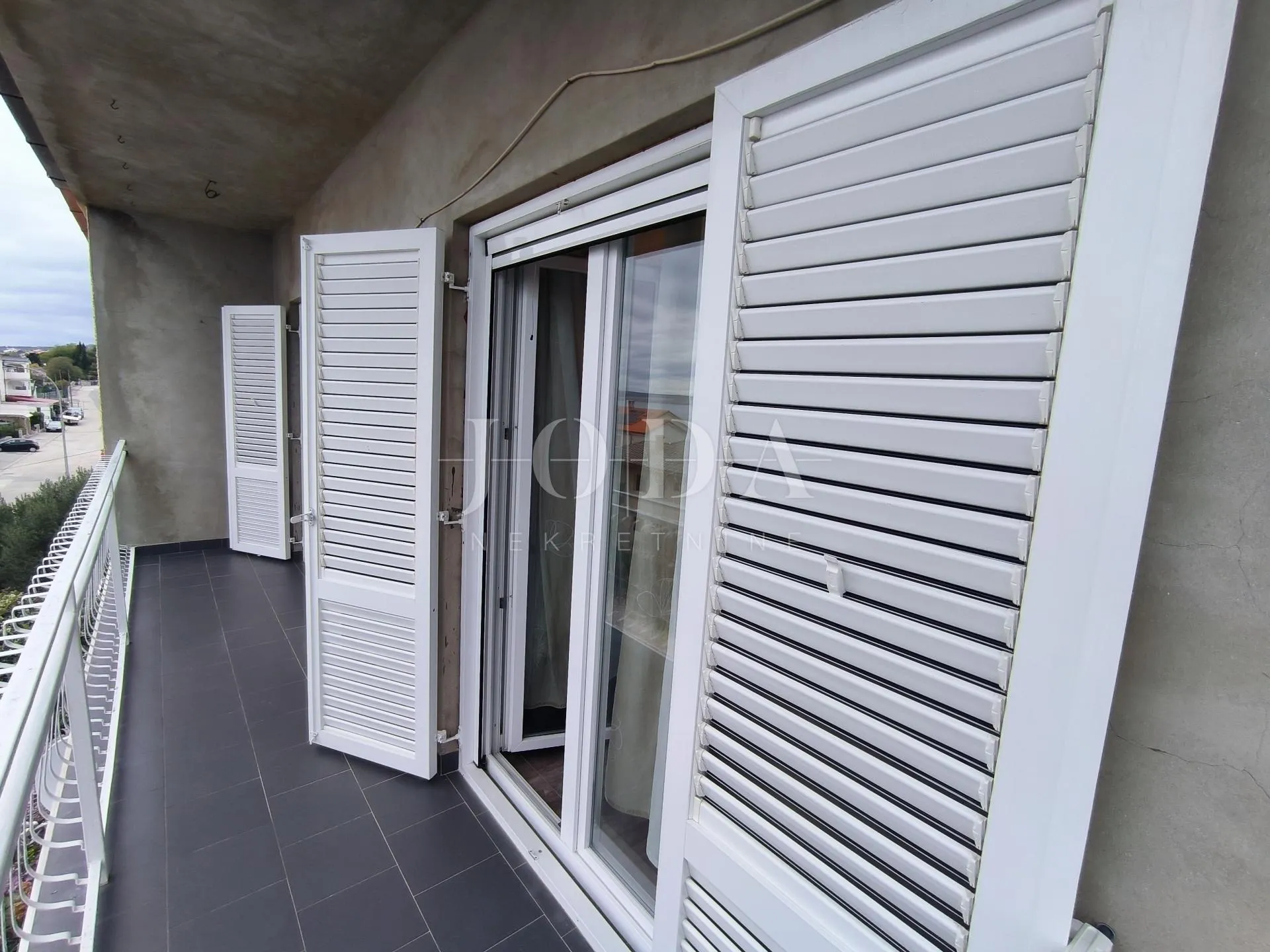 apartman blizu mora sa 2 balkona i otvorenim pogledom - slika 5