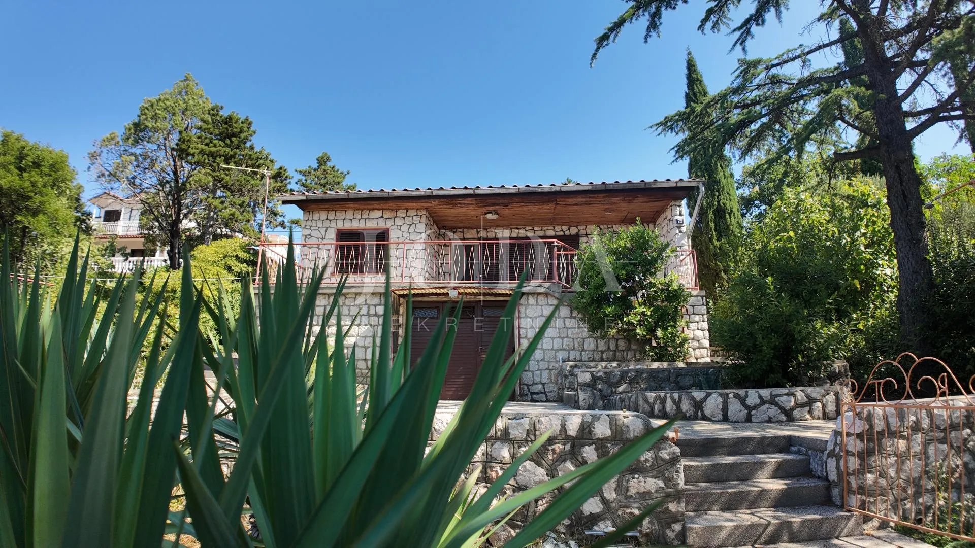 kuća na parceli od 1058m2 100m od mora - slika 8