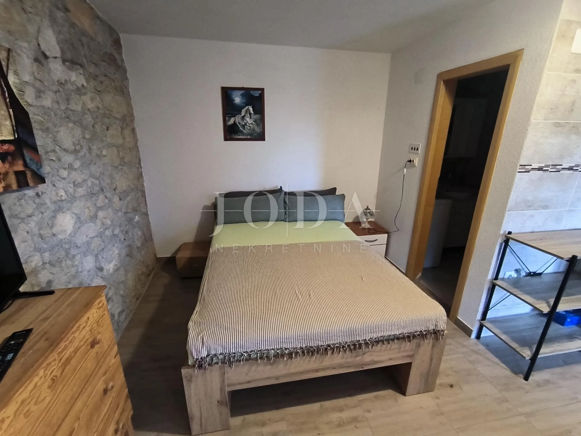 kuća sa dva adaptirana apartmana i starina za adaptaciju - slika 18