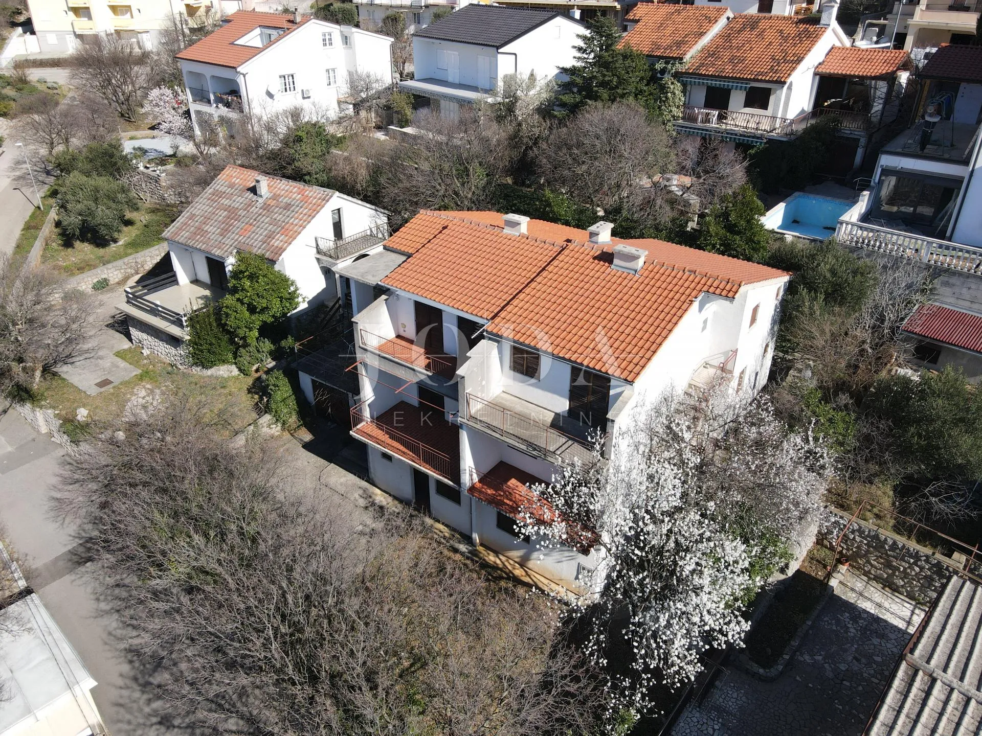 kuća sa 100m od mora sa 6 stambenih jedinica - slika 8