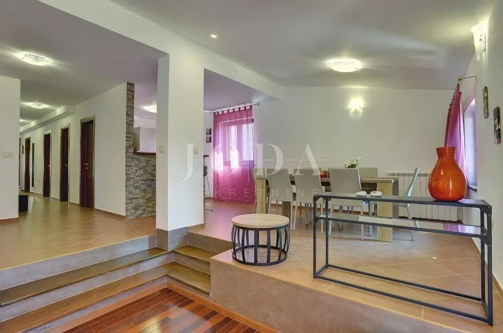 pula, villa sa bazenom i jacuzzijem - slika 23