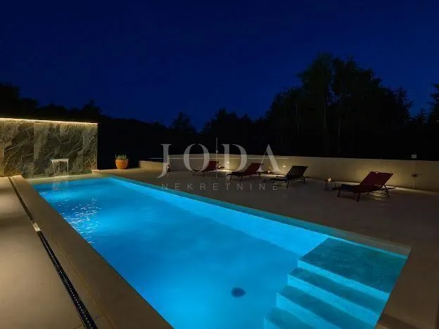 grožnjan, zadivljujuća luksuzna dizajnerska villa - slika 20