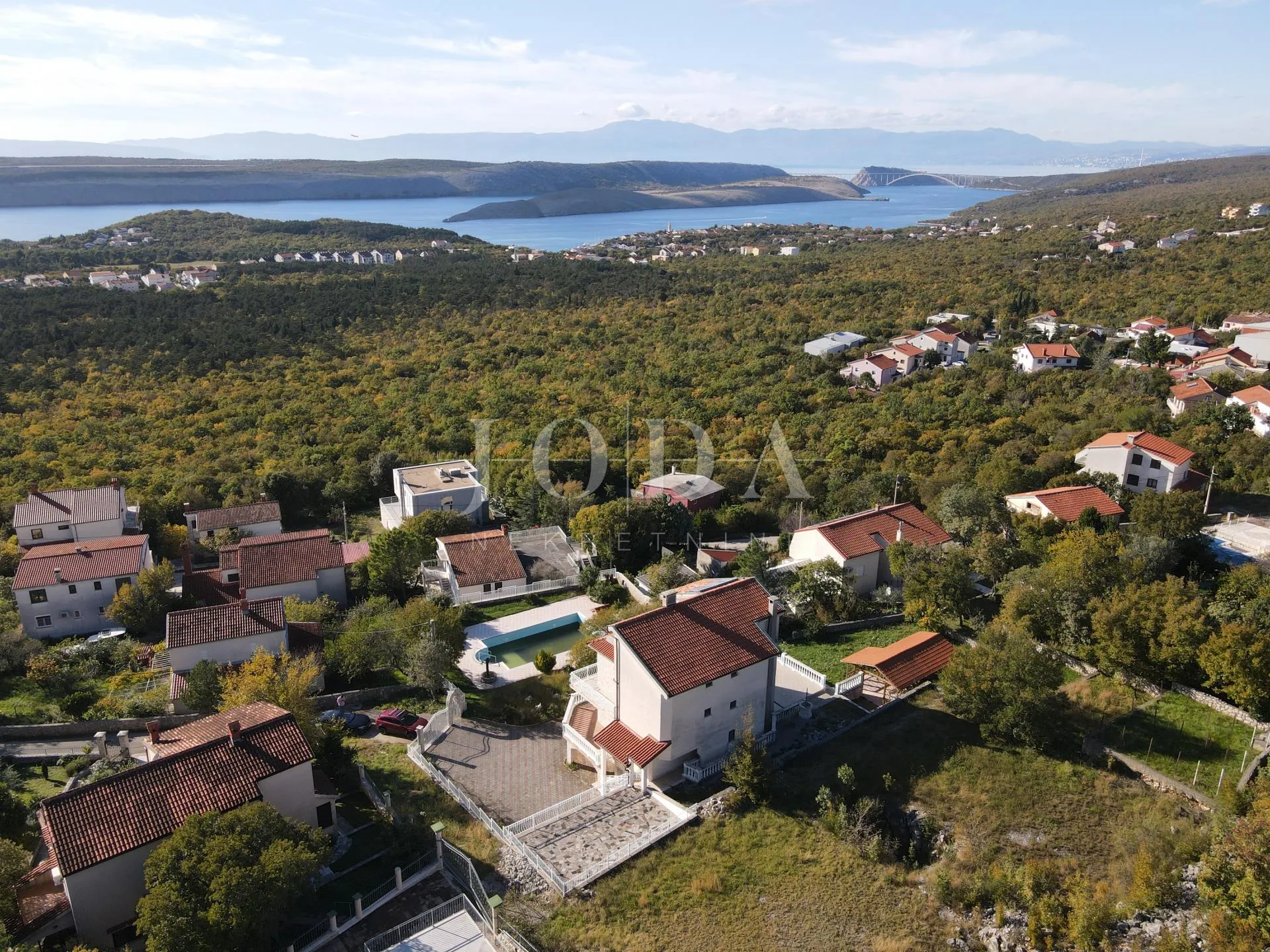 kuća s bazenom i dvije garaže - slika 4