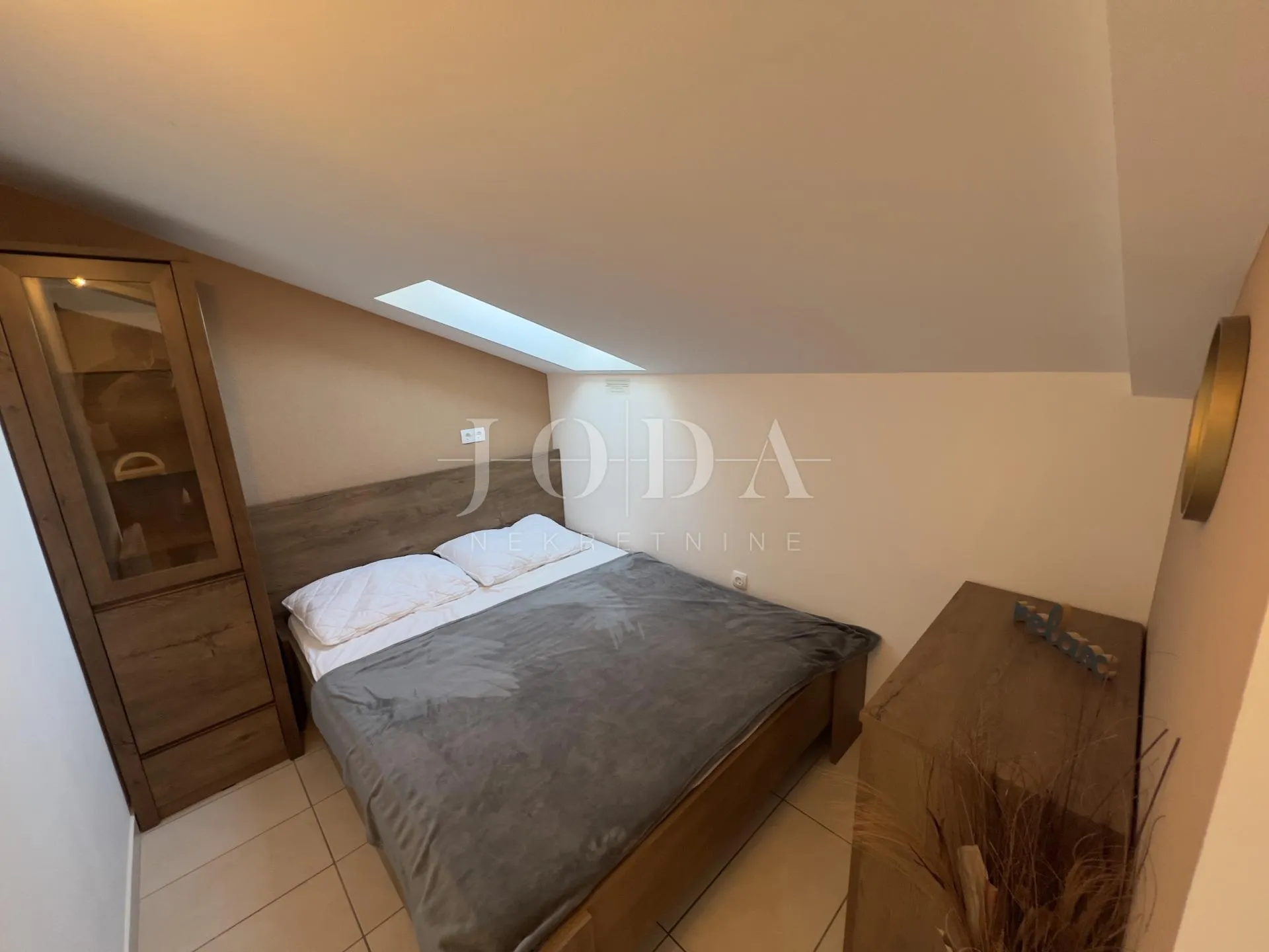 uređeni apartman u centru crikvenice, prvi red do mora - slika 2