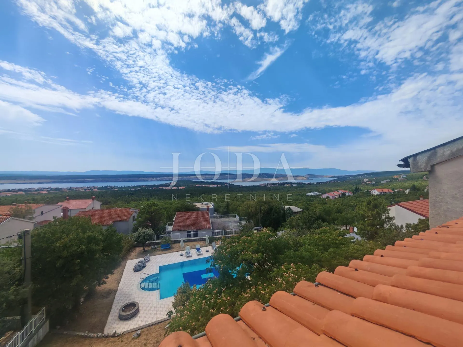 vila s bazenom i dvije garaže na parceli od 2500m2 - slika 17