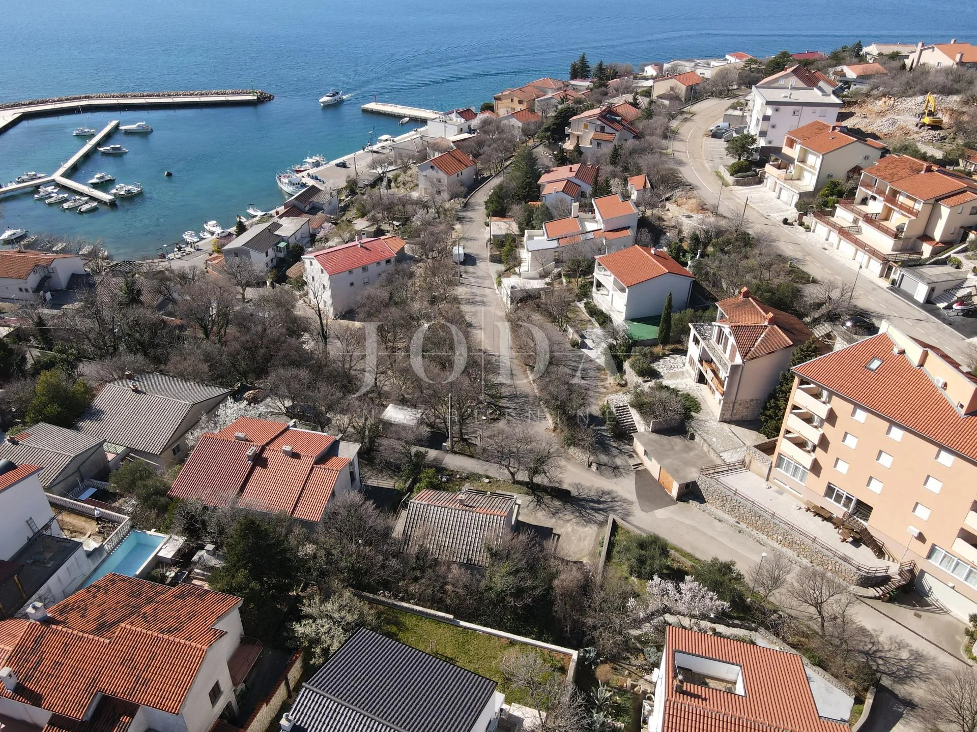 kuća sa 100m od mora sa 6 stambenih jedinica - slika 16