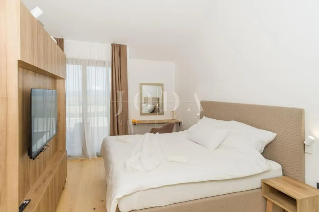 jedinstvena vila s bazenom - slika 27