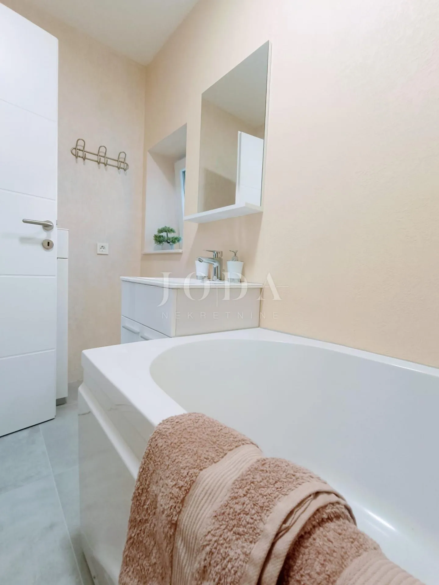 renovirana kuća kompletno opremljena,valtura - slika 11