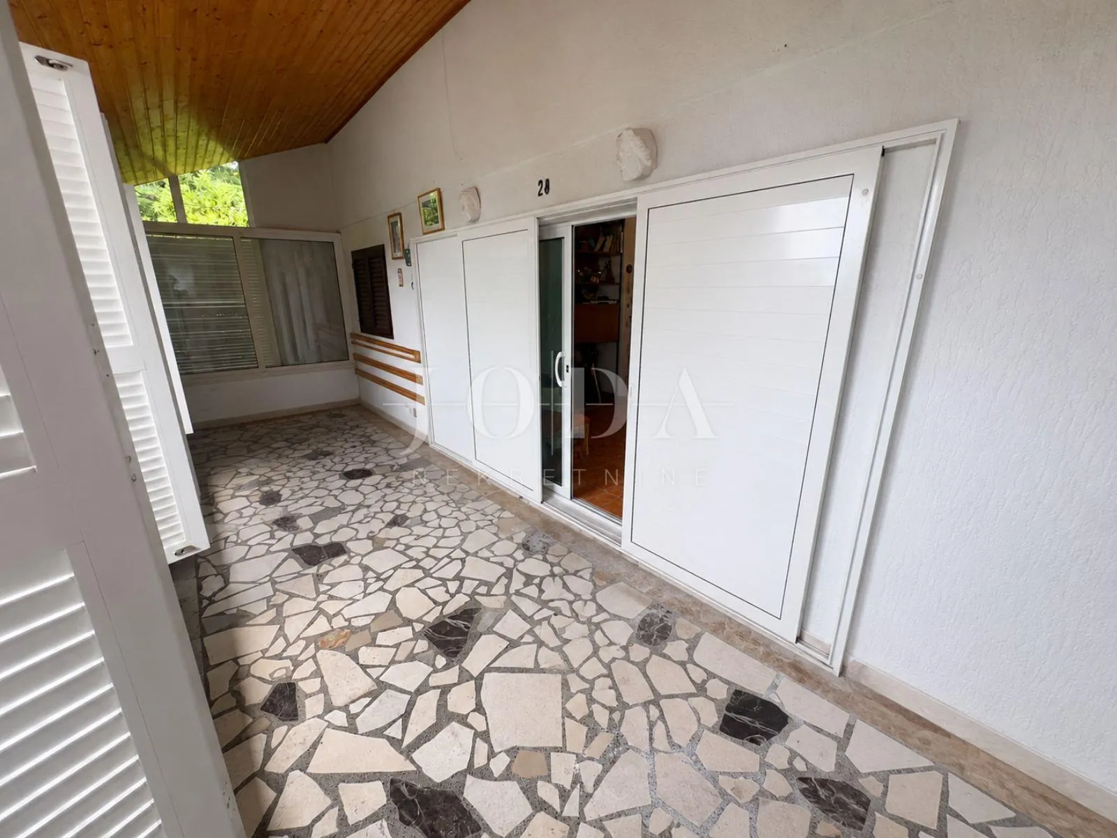 jadranovo, kuća na izvrsnoj lokaciji - slika 5
