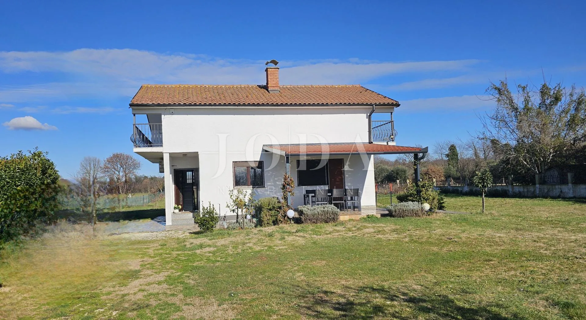 lijepa opremljena kuća sa 4 građ.parcele 4.200m2,loborika - slika 29