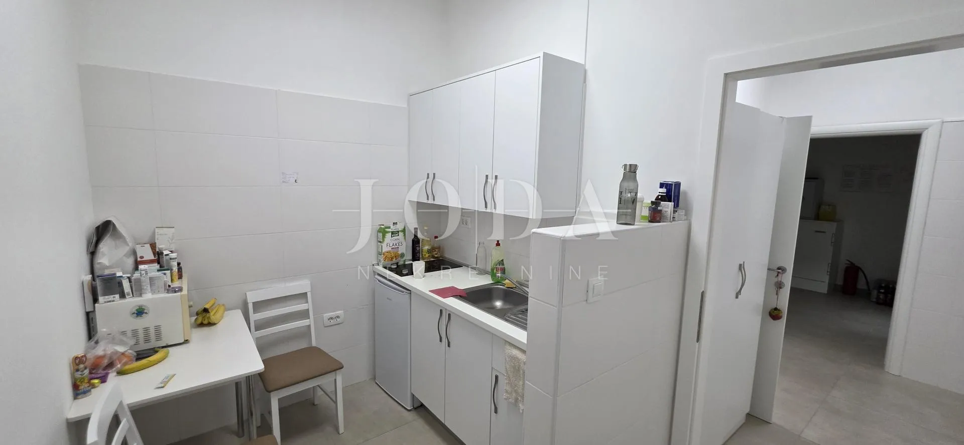 poslovni prostor s uhodanim zakupcem (apoteka) – 103 m², prizemlje, parking, top lokacija dramalj - slika 15