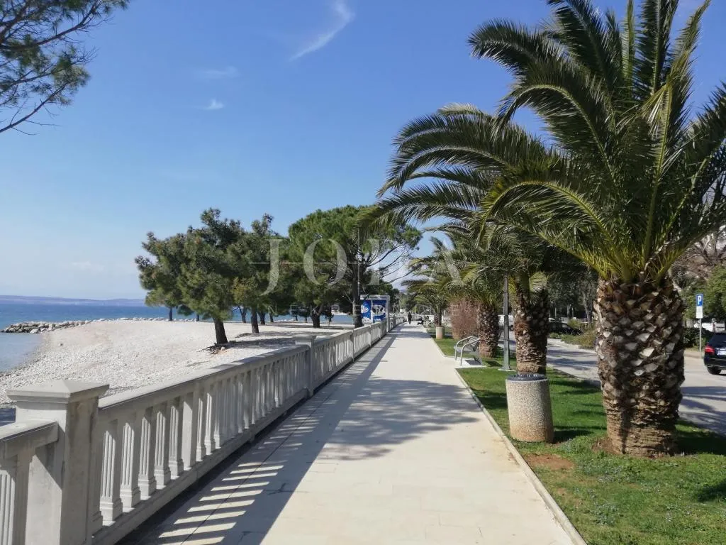 crikvenica kuća 1.red do mora na šetnici - slika 1