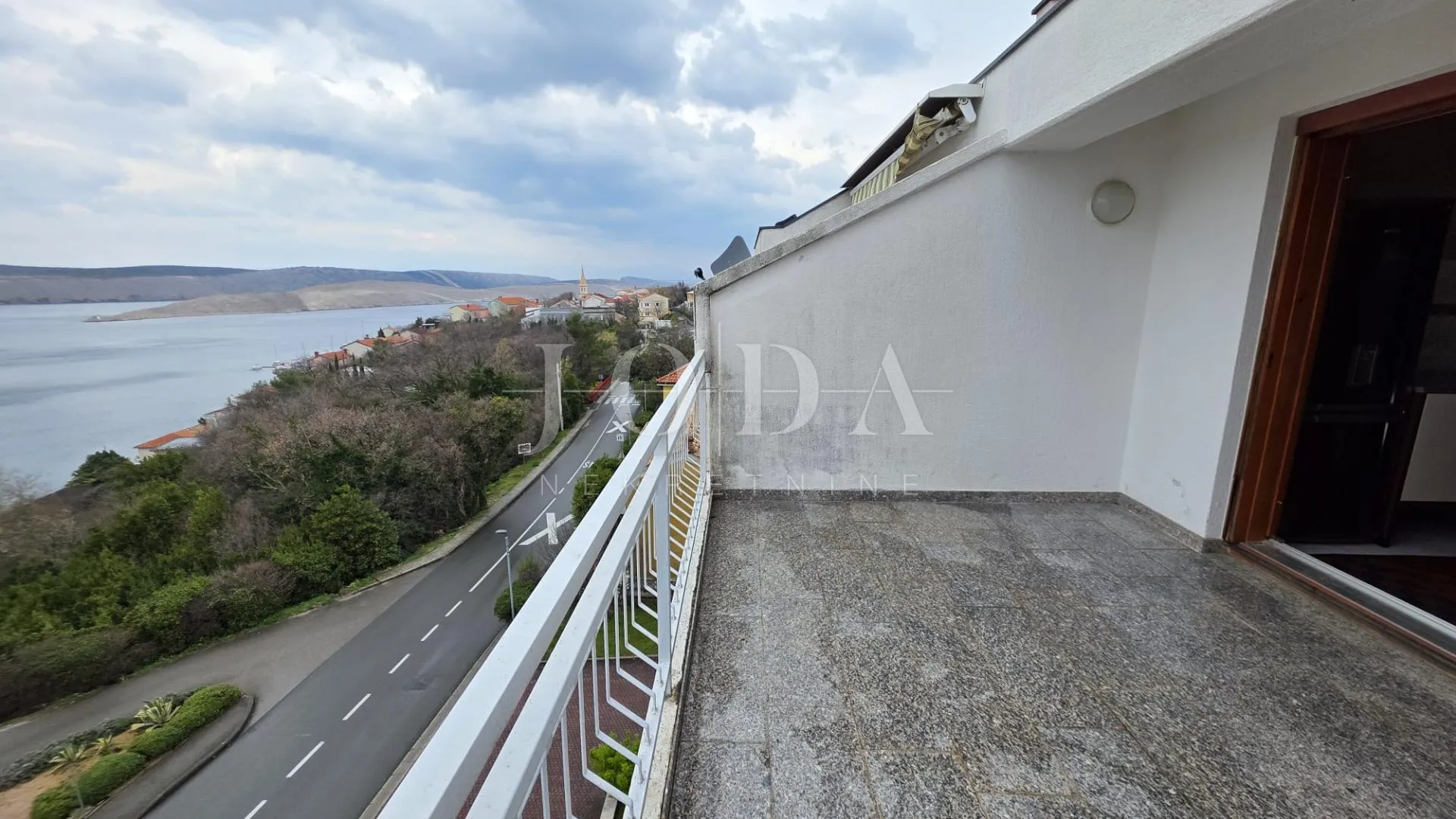 jadranovo dvosobni stan 150m od mora - slika 3