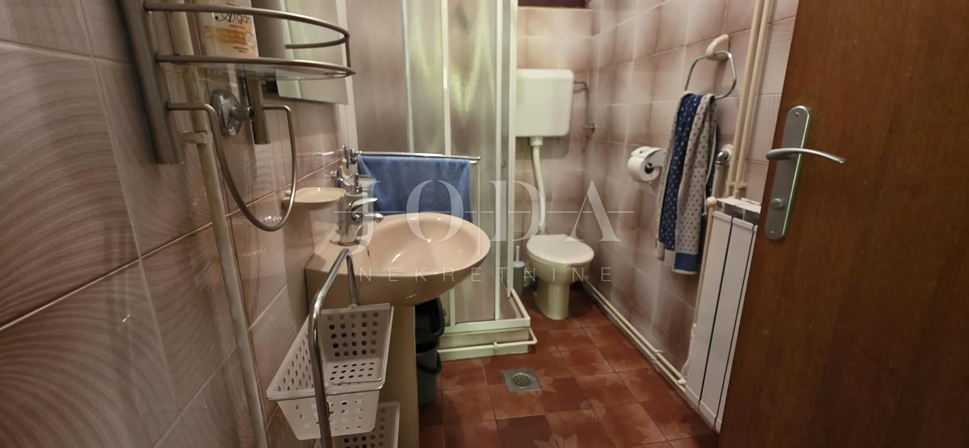 kuća s pogledom na more i dvjema garažama – klenovica - slika 32
