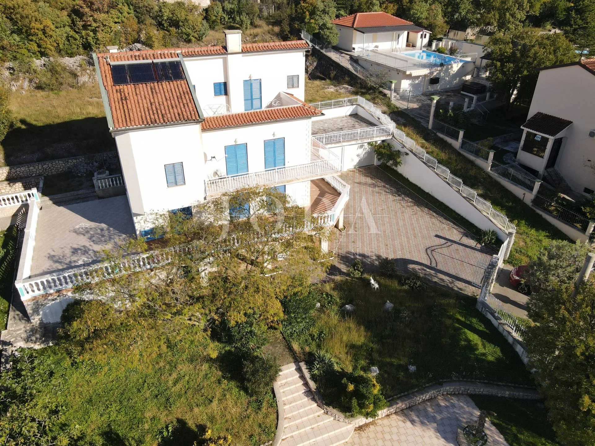 kuća s bazenom i dvije garaže - slika 3