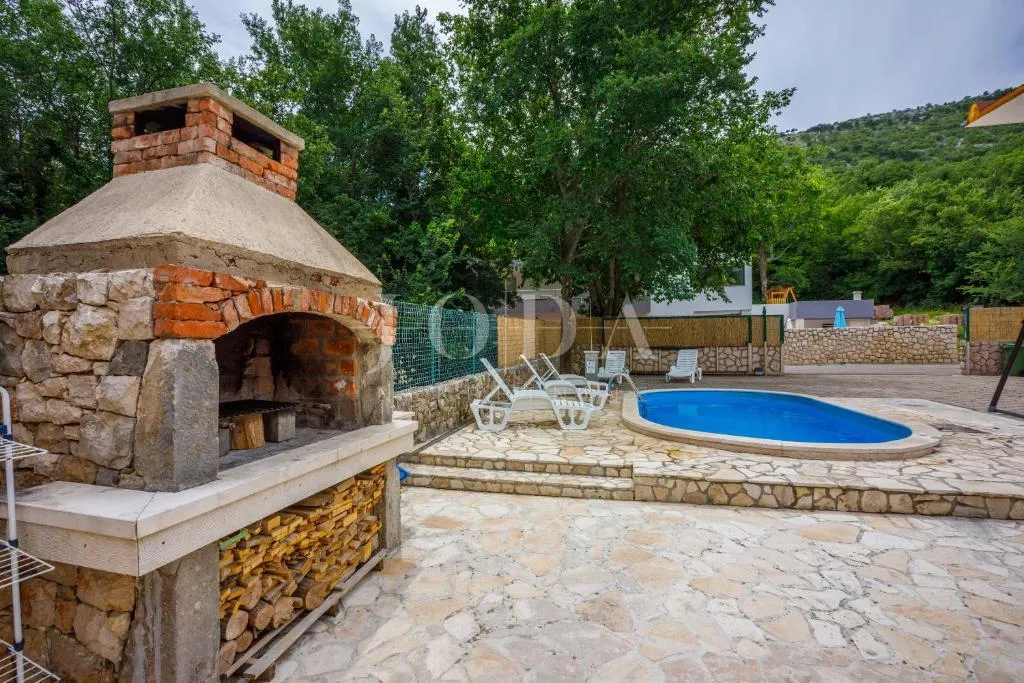 kuća s bazenom na prodaju u bribiru – 4 spavaće sobe, kamin, okućnica, parking | kvarner - slika 7