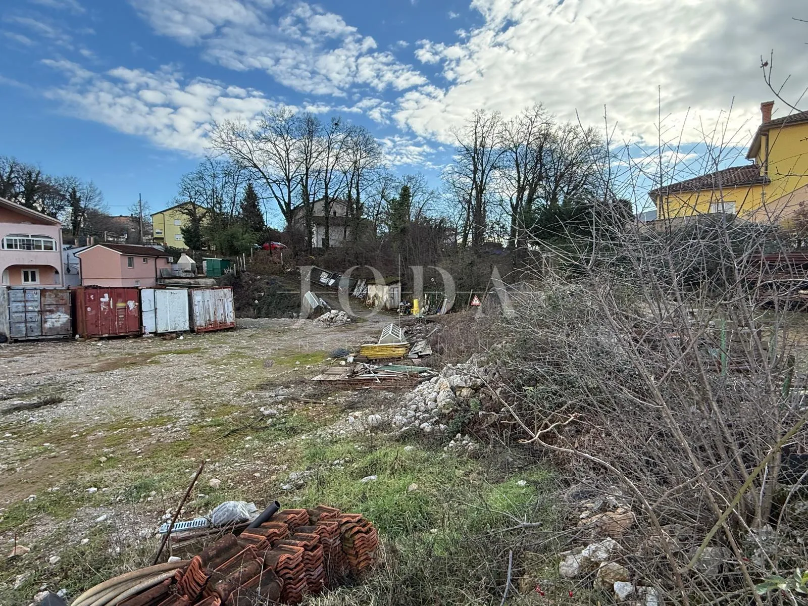 Viškovo – građevinsko zemljište 1408 m² s građevinskom dozvolom