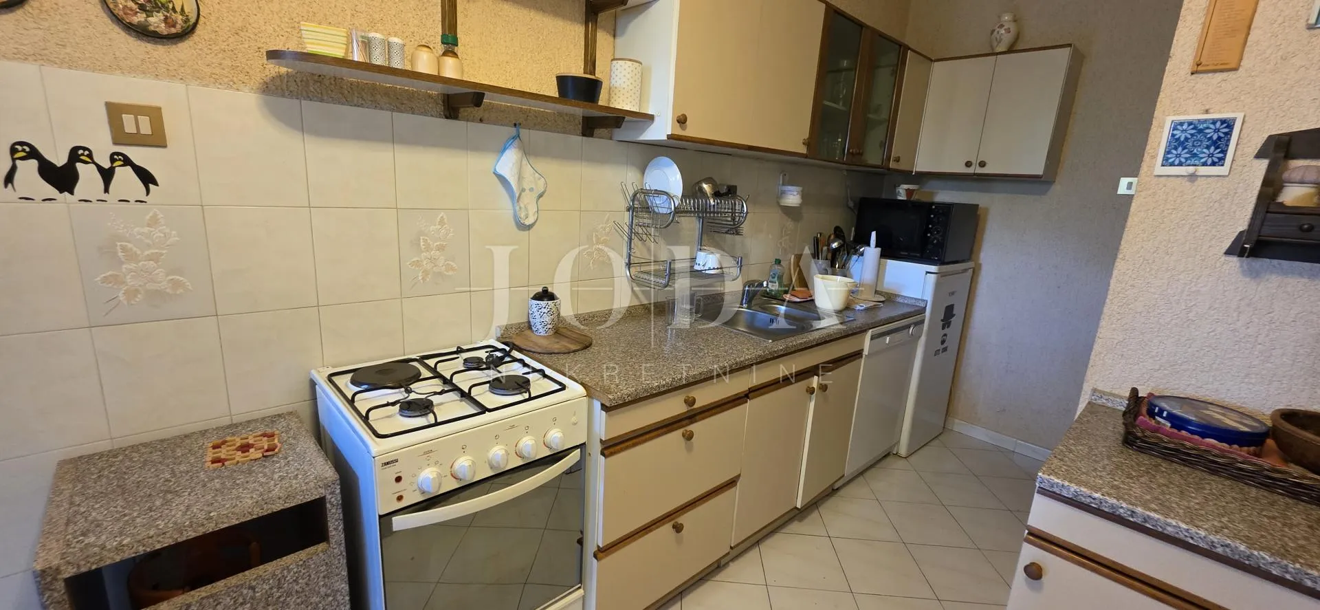 kuća s pogledom na more i dvjema garažama – klenovica - slika 18
