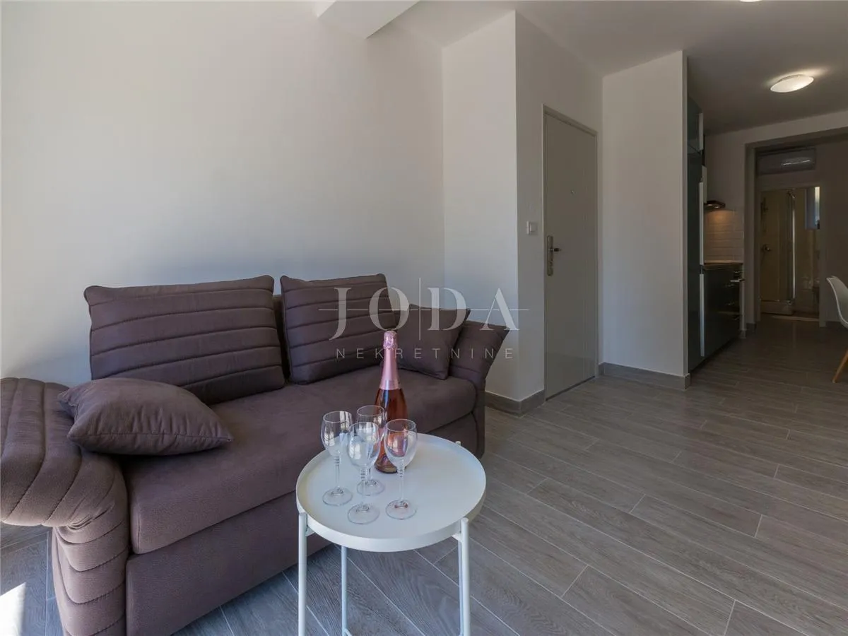 dramalj, novouređena kuća s pet apartmana i bazenom - slika 5