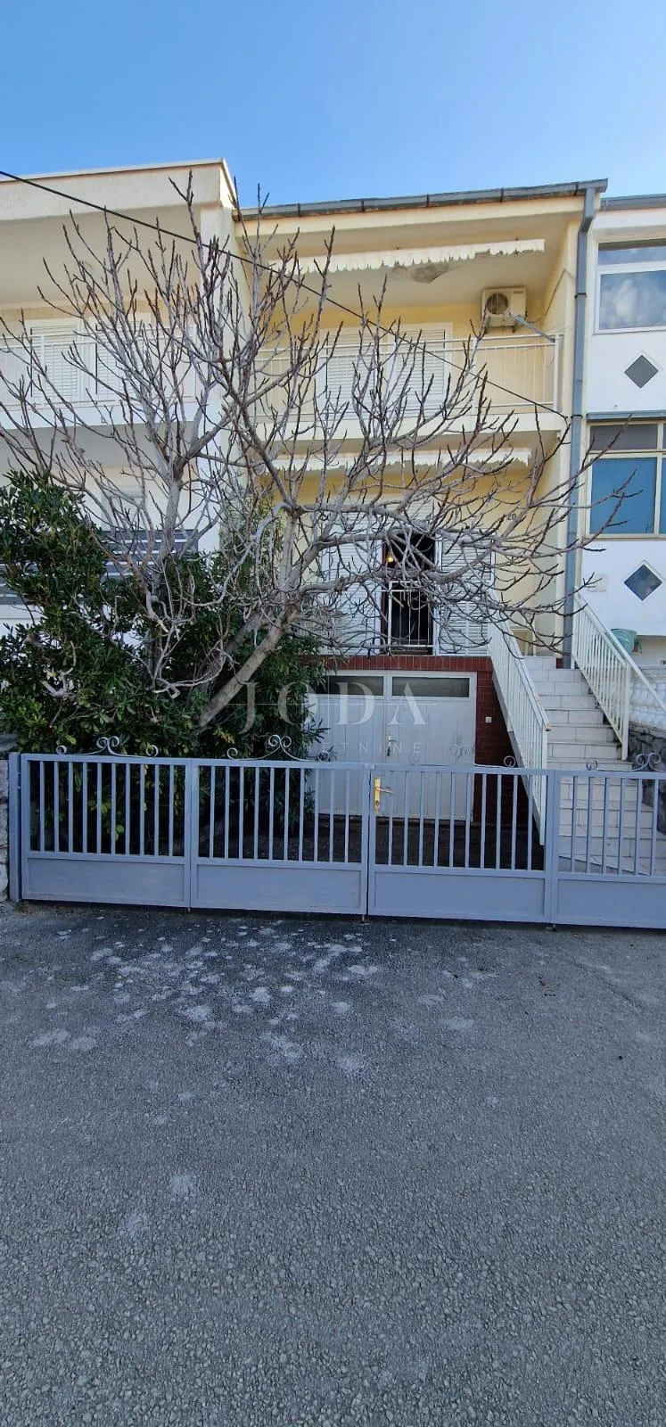 klenovica višetažni stan u dvojnoj kući - slika 24