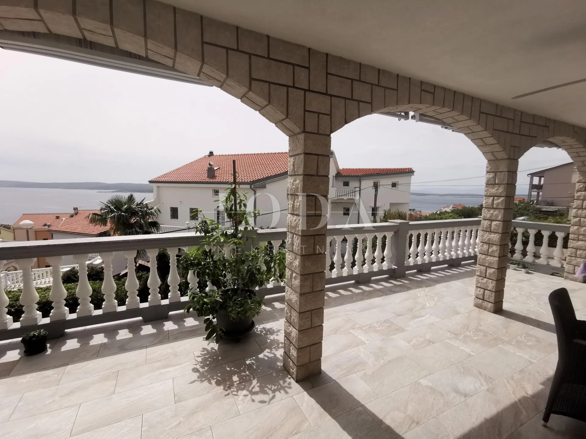 kuća sa 6 apartmana i bazenom - slika 56