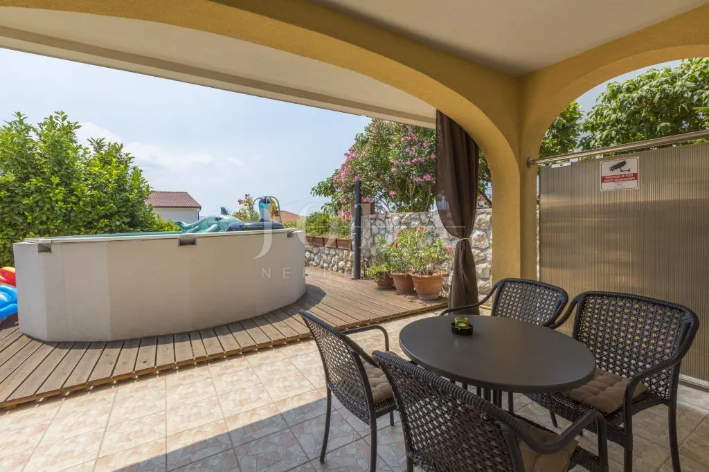 dramalj-kuca sa 7 apartmana - slika 36